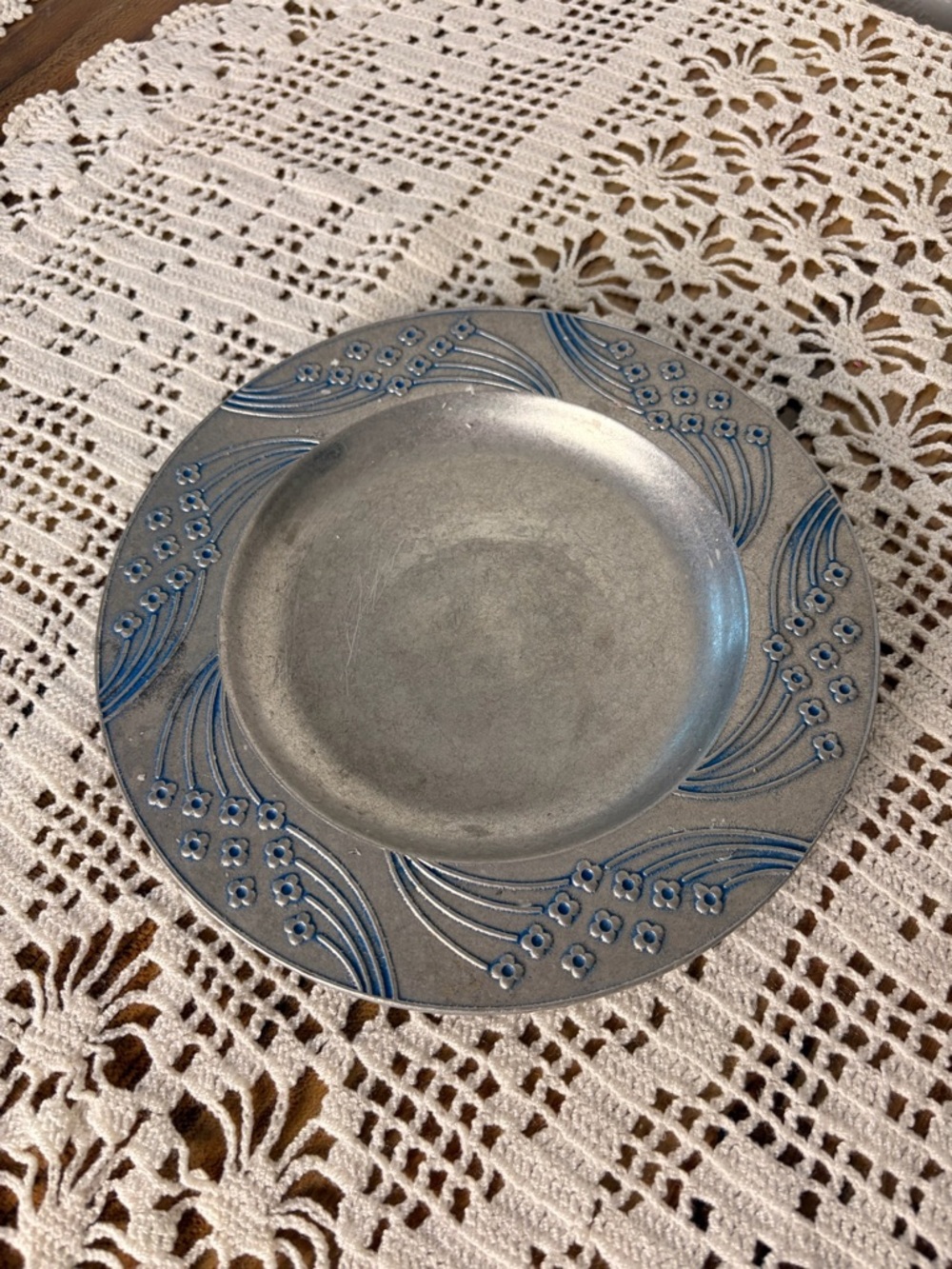 💙✨ Vintage Wilton Silver-Tone Plate with Blue Floral Rim ✨💙